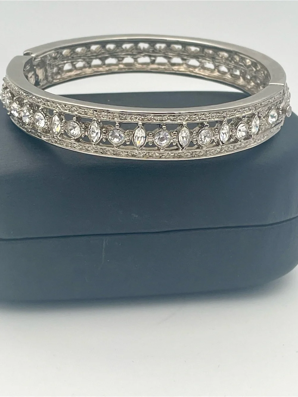 JBK Camron & Kross Silver Tone Hinged Bangle Bracelet. Size 8 inch